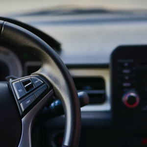 Во Владимирской области иномарка влетела в остановку: пострадали двое