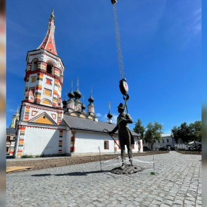 В Суздале на улице Старой поставили памятник Бальзаминову