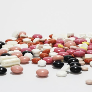 В трех регионах России разрешили продавать рецептурные лекарства онлайн