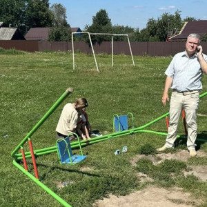 В Кольчугино качели вырвало с корнем из земли во время катания двоих малышей