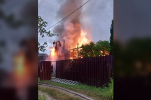 Во Владимирской области дачный дом сгорел дотла после удара молнии