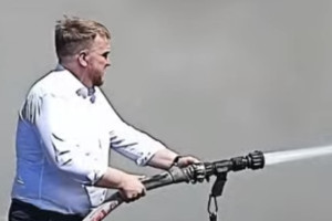 Глава администрации Кольчугинского района помог в тушении мусорного полигона