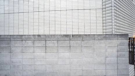 В Коврове 18-летний парень пнул бетонный забор и попал под уголовное дело