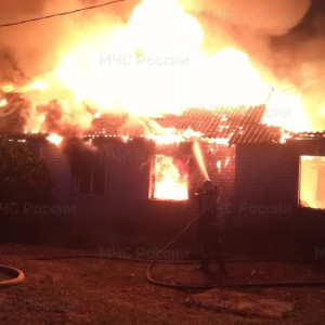 Огонь охватил крышу дома во Владимирской области