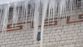 В Красной Горбатке на крышах школ и детсадов повисли опасные сосульки