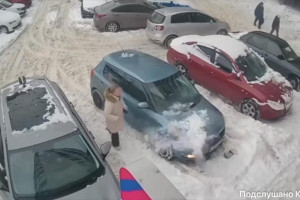 Глыба снега едва не рухнула на голову женщины в Коврове