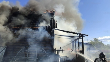 В Александрове мощный пожар охватил частный дом на Красной горе