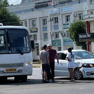 Во Владимире столкнулись автобус и легковушка
