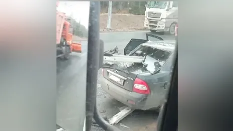 Во Владимирской области водитель и пассажиры чудом выжили в пробитой насквозь легковушке