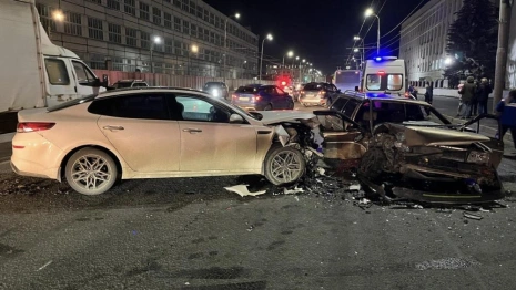 Во Владимире пьяный водитель иномарки влетел в 2 легковушки и автобус