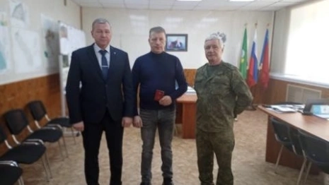 В Камешково отцу погибшего на СВО бойца передали Орден Мужества