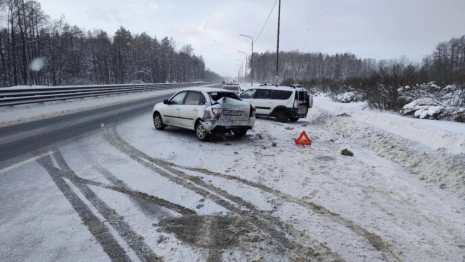 Под Петушками «Лада» влетела в стоящую на обочине легковушку