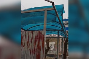 Крышу остановки в Коврове сдуло штормовым ветром