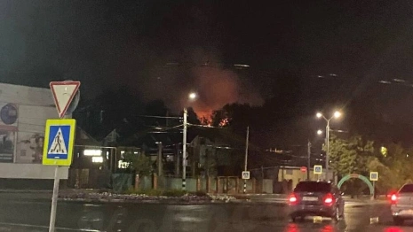 Пожарные отстояли больше половины полыхающего здания в Коврове