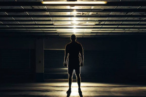 Вооруженный кувалдой мужчина украл из офисов во Владимире 1 млн рублей и 2 тыс. долларов