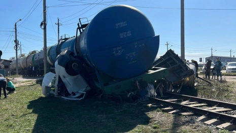 На переезде во Владимирской области товарный поезд раздавил грузовик