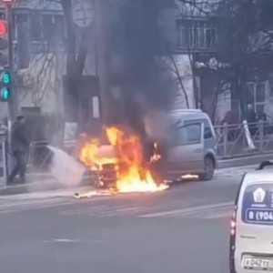 Полыхающую на дороге легковушку во Владимире сняли на видео