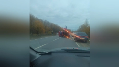 На трассе под Владимиром перевернулся красный фургон