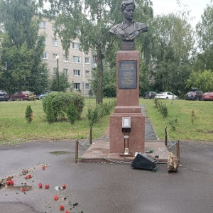 В Коврове вандалы устроили погром в сквере имени Зои Космодемьянской