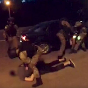 Во Владимире задержали наркокурьеров: момент попал на видео