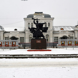 В Александрове у вокзала вырубили ели