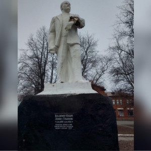 В Вязниках начал разваливаться памятник Ленину