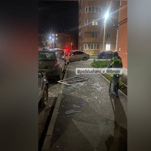 Во Владимире выпавшее из высотки окно едва не убило прохожих