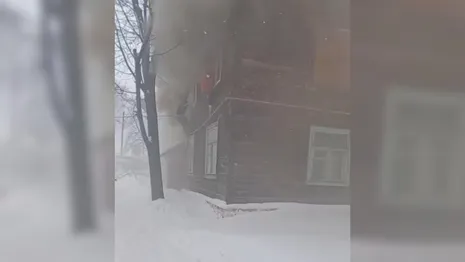 «Мама, прыгай!» Появились кадры спасения людей из горящего дома в Гусь-Хрустального