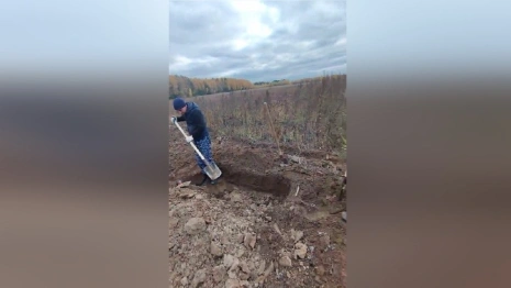Во Владимирской области для погибшего на Украине парня вырыли могилу в поле