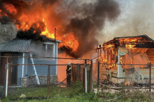 В деревне Хреново под Собинкой загорелись два частных дома