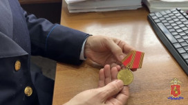 Во Владимире полицейские вернули внуку ветерана похищенную медаль деда