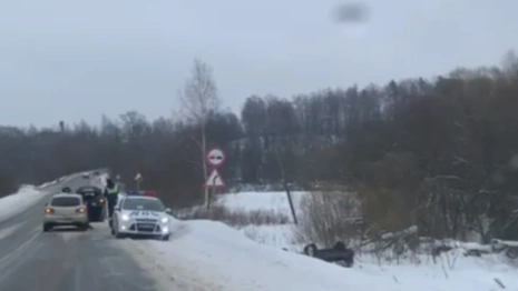 В Александровском районе две легковушки улетели в кювет из-за скользкой дороги