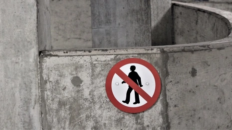 В Коврове пнувшего железобетонный забор молодого парня будут судить 