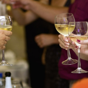 Владимирцам рекомендовали заменить алкоголь на новогоднем столе соками и чаем