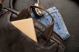 В Коврове мужчина украл оставленную в туалете парка сумку с 200 тыс. рублей