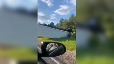 Во Владимирской области фура перевернулась после столкновения с легковушкой