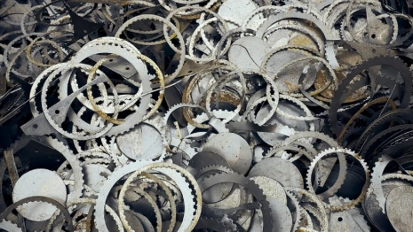 На заводе в Гусь-Хрустальном на подростка упал лом: ребенка увезли в реанимацию