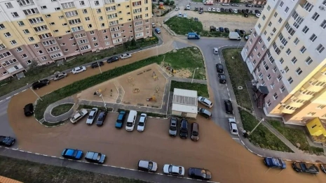 Дворы Нижней Дубровы во Владимире превратились в грязную бурлящую реку