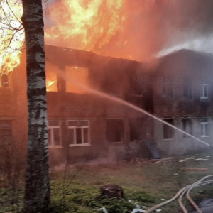 Во Владимирской области мощный пожар охватил нежилой дом