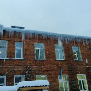 В Киржачском районе на крышах школ и детсадов выросли опасные сосульки