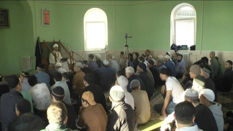 Во Владимире 3 тыс. мусульман собрались у мечети в Добром на Ураза-байрам