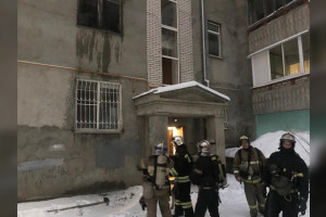 Владимирские спасатели вытащили человека из горящей квартиры