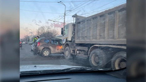 Во Владимире грузовик влетел в иномарку
