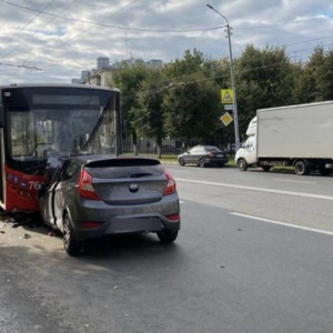 Во Владимире водитель иномарки попал в больницу после столкновения с автобусом