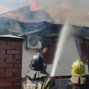 В деревне Измайлово под Александровом мощный пожар охватил частный дом