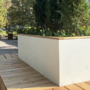 Во Владимире аллею на проспекте Строителей украсили скамейки со встроенными клумбами