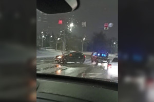 Во Владимире на ледяной дороге занесло две легковушки