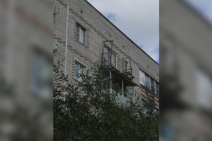 Балкон 5 этажа одного из домов Красной Горбатки оказался под угрозой обрушения