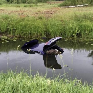 Во Владимирской области автомобилистка на иномарке улетела в пруд