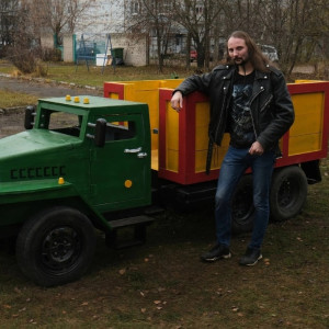 «Главный металл – музыка». Что рассказал создатель детского парка из грузовиков в Коврове